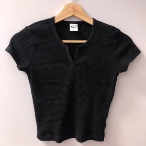Aritzia TNA black cropped waffle notch t-shirt (S)